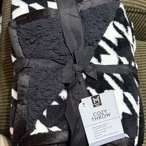 60”X72” black & white Sherpa reversible blanket / NEW